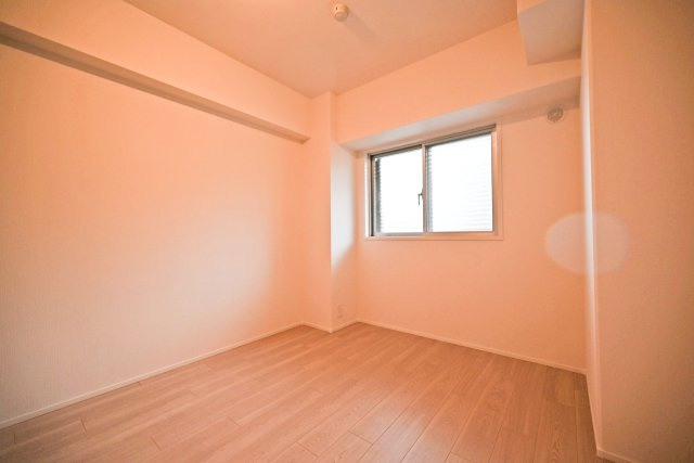 ファミールハイツ北大阪2号棟の子供部屋|洋室①約5.2帖
お子さまの成長に合わせて、学習机やベッドを無理なくレイアウトできる居室です。