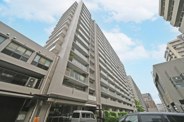ファミールハイツ北大阪2号棟の外観|2026年7月リフォーム済！11階からの開放感ある眺望と、明るい室内が魅力の住まいです。周辺にスーパー・コンビニがあり、毎日の暮らしに便利な住環境が整っています。