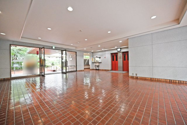 ファミールハイツ北大阪2号棟のエントランス|清掃が行き届いたマンション内で、毎日快適に過ごせます。