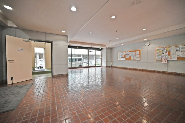 ファミールハイツ北大阪2号棟のエントランス|清掃が行き届いたマンション内で、毎日快適に過ごせます。