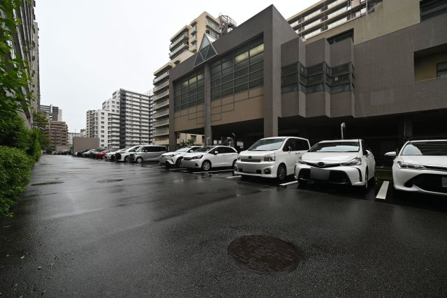 ファミールハイツ北大阪2号棟の駐車場|敷地内駐車場を備えており、お車をお持ちの方も安心です。
