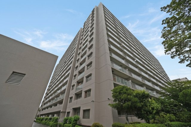 ファミールハイツ北大阪2号棟の外観|ご不明な税金・諸費用についても丁寧にサポートいたします。現地見学で、住まいのイメージやご希望をぜひお聞かせください。