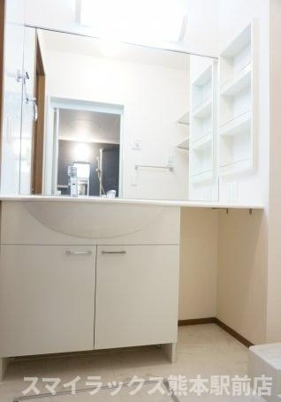 熊本市中央区帯山２丁目のアパートの独立洗面台