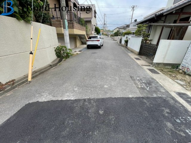 ゆったりした洗面脱衣所スペース　桃山台3丁目　2区画　1号棟の前面道路含む現地写真