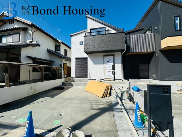 ゆったりした洗面脱衣所スペース　桃山台3丁目　2区画　1号棟の前面道路含む現地写真