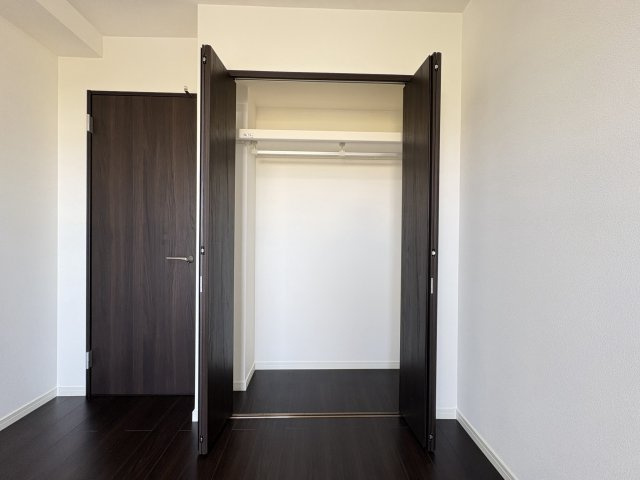 「西向日」駅徒歩１2分◆７階部分最上階角部屋の３ＬＤＫ住戸◆オークリッチむこうまちの洋室|クローゼット