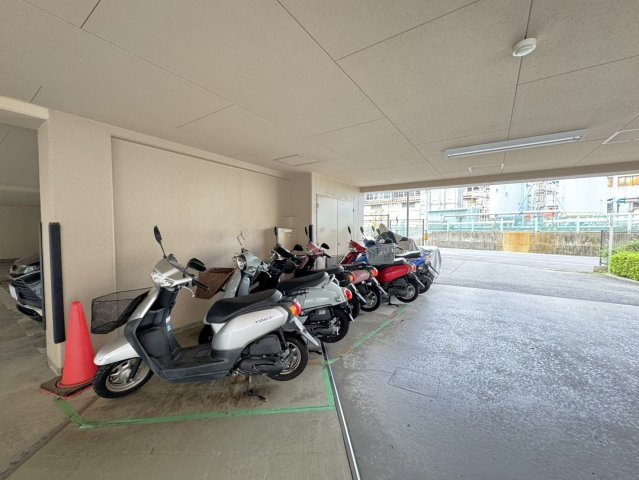 「西向日」駅徒歩１2分◆７階部分最上階角部屋の３ＬＤＫ住戸◆オークリッチむこうまちの駐輪場|バイク置場