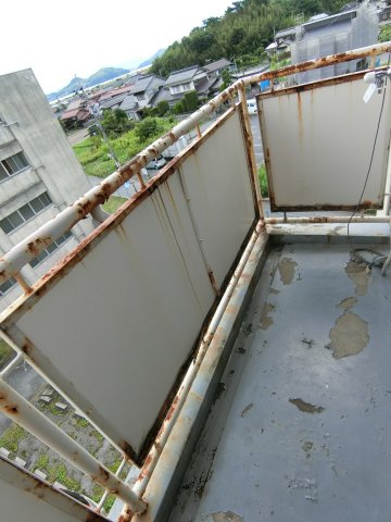 ビレッジハウス安倍2号棟のバルコニー