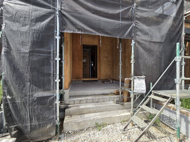 新築　太田市市場町第6　3号棟　Cradle Gardenの玄関|現地写真　TVモニタードアホン付きなので防犯面も安心です！