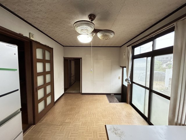 山口市阿知須　戸建ての居間・リビング|開口部の大きい明るいリビングです。