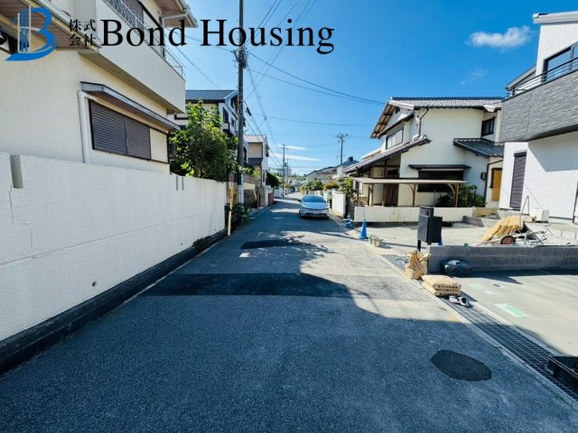 小学校目の前　桃山台3丁目　2区画　2号棟の前面道路含む現地写真