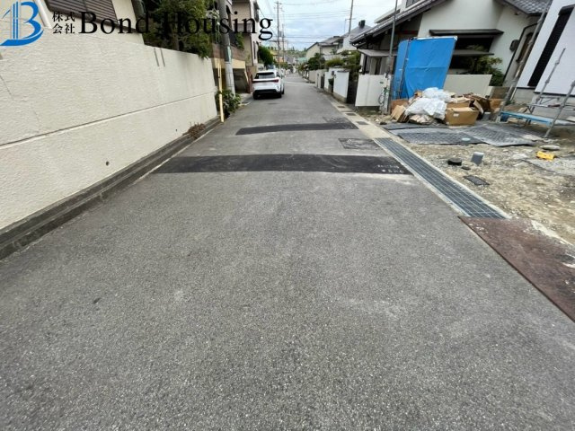 小学校目の前　桃山台3丁目　2区画　2号棟の前面道路含む現地写真