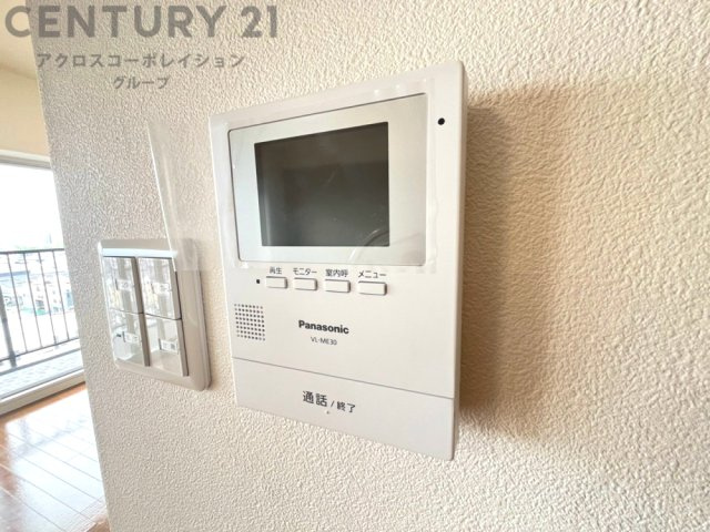 落ち着いた木目調のフローリングが印象的な洋室。クローゼットを備え、衣類や荷物もすっきり収納できます。シンプルな空間で家具のレイアウトもしやすく、寝室や子ども部屋にもおすすめです。
