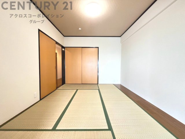 開放感のあるLDKに和室が隣接した、家族が自然と集まる3LDK。洋室もしっかり確保され、寝室や子ども部屋などライフスタイルに合わせて使い分けできる、暮らしやすい間取りです♪
