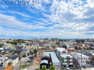 開放感あふれる眺望が魅力のお住まい。高層階ならではの広々とした景色を楽しめ、空の広がりと街並みを一望できます。毎日の暮らしに心地よい開放感をもたらします。