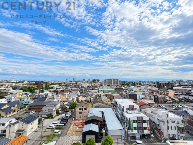 開放感あふれる眺望が魅力のお住まい。高層階ならではの広々とした景色を楽しめ、空の広がりと街並みを一望できます。毎日の暮らしに心地よい開放感をもたらします。