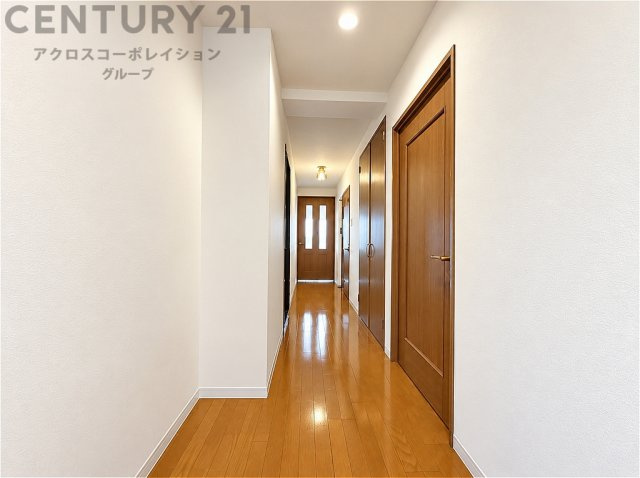 明るく清潔感のある廊下は、落ち着いた木目調の建具とフローリングが上品な印象。各居室へスムーズに移動できる動線で、毎日の暮らしやすさにも配慮された住空間です。