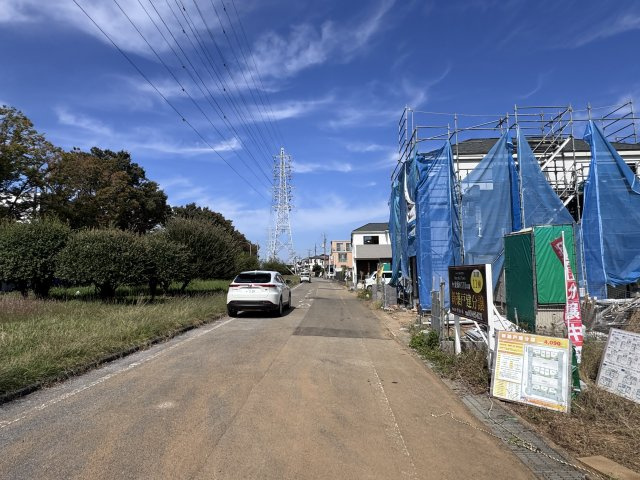 松戸市小金原８丁目新築戸建【貝の花小学校：2分】の前面道路含む現地写真|西側前面道路・幅員約6.5ｍ