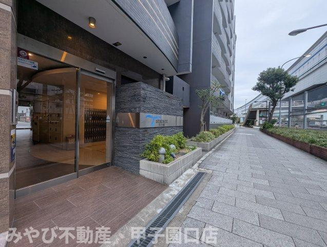 セレニテ甲子園Ⅱのエントランス