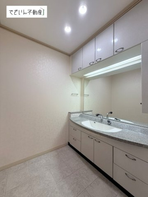 【独立洗面台】 | 久喜市西大輪　中古住宅   | 現地(2026年9月撮影)
1階洗面脱衣所