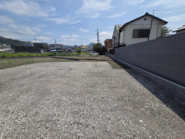 新築　桐生市東1丁目　3号棟の駐車場|現地写真　駐車は建物西側に3台可能です！