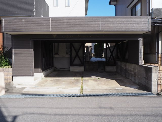 あわら市花乃杜　太陽光パネル付きのお家の駐車場
