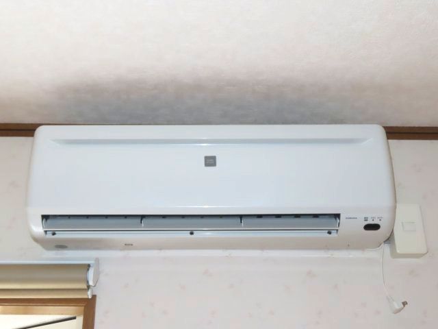北見市川東３５７番地３８、３９　土地２筆付き２世帯中古売家の冷暖房・空調設備|2階エアコン