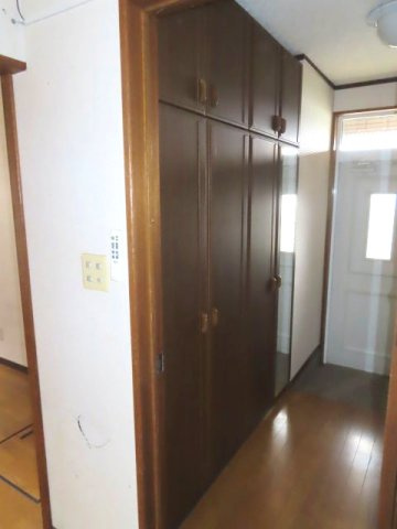 北見市川東３５７番地３８、３９　土地２筆付き２世帯中古売家の玄関|玄関収納