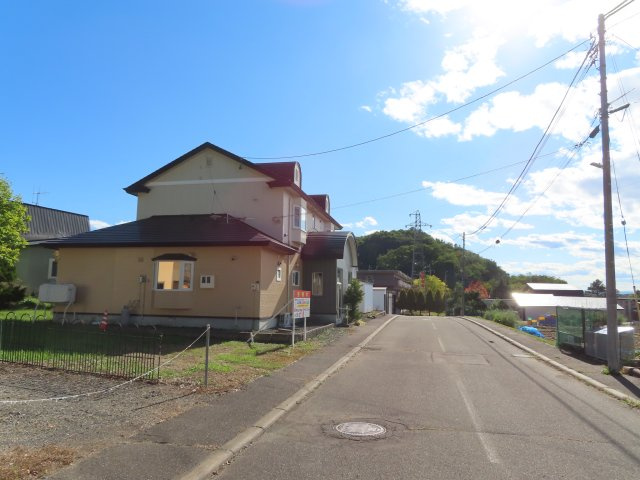 北見市川東３５７番地３８、３９　土地２筆付き２世帯中古売家の前面道路含む現地写真