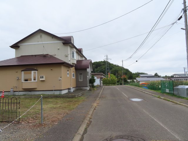 北見市川東３５７番地３８、３９　土地２筆付き２世帯中古売家の前面道路含む現地写真