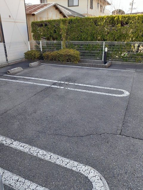 エントピア名和北Ａの駐車場