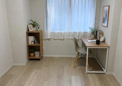 【洋室】 | レールシティ橋本 | 全居室6帖以上のゆとりある間取りで、こちらは6.0帖の洋室です。クローゼットが設置されており衣類や荷物をすっきりと収納できます。主寝室や子供部屋などライフスタイルに合わせて活用できます。