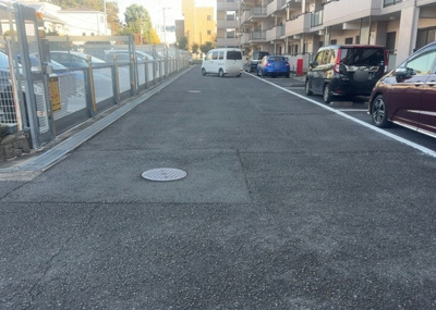 【駐車場】 | レールシティ橋本 | 敷地内に用意された平面駐車場です。利用料金は月額13,000円となっており、愛車の出し入れもスムーズ。空き状況や利用条件、車両のサイズ制限については事前にスタッフへお問い合わせください。