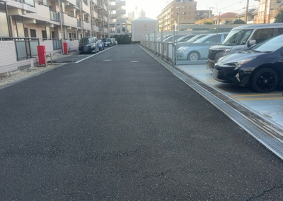 【駐車場】 | レールシティ橋本 | 月額13,000円で利用できる敷地内駐車場です。敷地内にあるため、お買い物後の荷物の搬入や悪天候時の移動もスムーズ。敷地内ごみ置き場や各共用施設へのアクセスも良好な動線となっています。