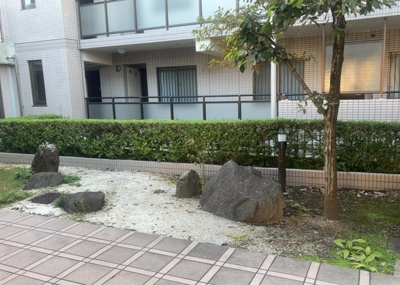 【庭】 | レールシティ橋本 | 1階住戸ならではの魅力である12.73平米の専用庭が付いています。専用庭使用料は月額600円。ガーデニングやお花を育てたり、季節の移ろいを感じながら屋外での趣味の時間を楽しむことができます。