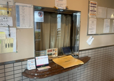 【受付】 | レールシティ橋本 | レールシティ橋本は全部委託の日勤管理体制を採用しており、管理員が定期的に勤務・巡回しています。共有部分の清潔感や管理状態も良好で、暮らしの安心感をサポート。お困りごとのご相談や維持管理も安心です。