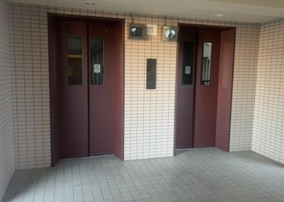 【その他共用部分】 | レールシティ橋本 | エレベーターや敷地内ごみ置き場、駐輪場など共用設備が充実しています。管理会社へ全部委託された日勤管理体制で、共用廊下や敷地内も大変キレイに清掃されており安心して毎日をお過ごしいただけます。