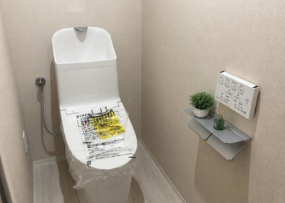 【トイレ】 | レールシティ橋本 | 温水洗浄便座付きの快適なトイレ空間です。バス・トイレ別で衛生的な設計となっており、清潔感を保ちやすい仕様です。毎日使用する空間だからこそ使いやすさと快適性にこだわった設備が整っています。