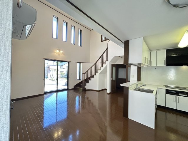 山口市緑ヶ丘　戸建ての居間・リビング|吹き抜けの開放的なLDKです。