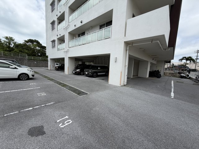 プレミアムコート与儀パークヒルズの駐車場
