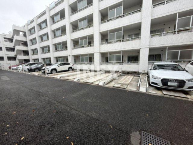 東急ドエル・アルス横浜野毛坂の駐車場