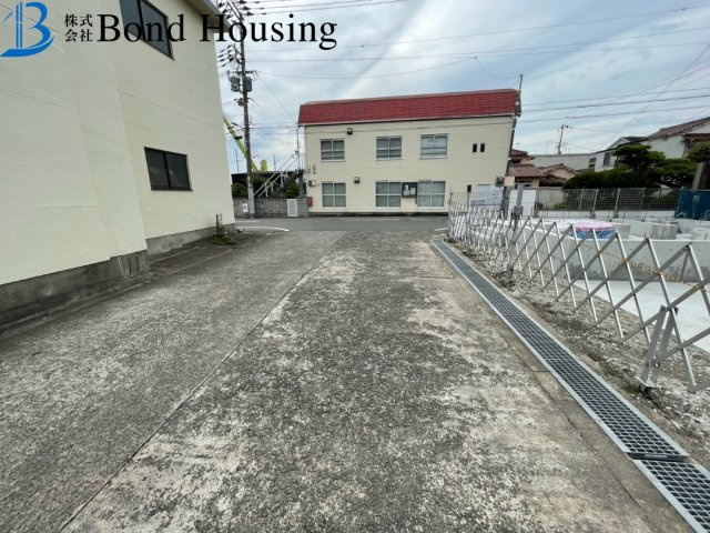 明石駅まで徒歩5分の立地　港町　新築戸建の駐車場