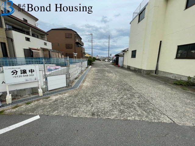 明石駅まで徒歩5分の立地　港町　新築戸建の駐車場