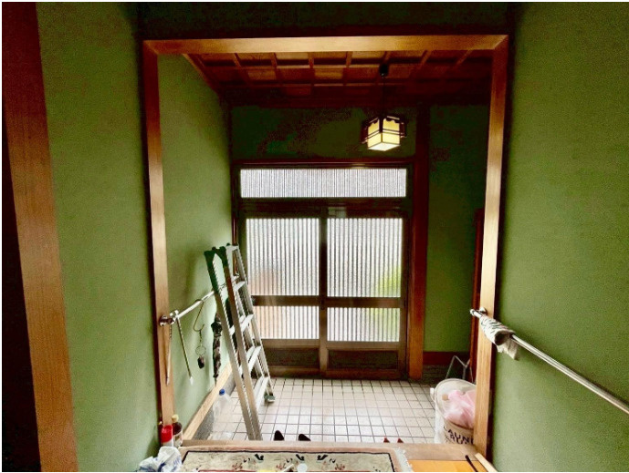 「こだわりの木が映える美邸」高知市十津3丁目　中古一戸建ての玄関|木にこだわって建てられた美邸。各所で木の美しさが際立ちます♪