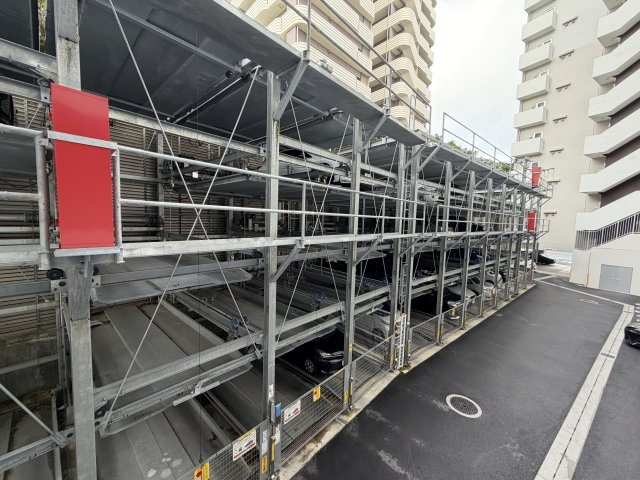 プレミアムコート浦添牧港の駐車場