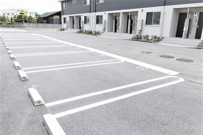 サンシャイン前田C棟　C棟の駐車場