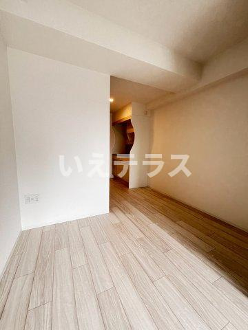 セレニテ西元町アリエの居間・リビング