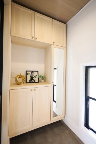 【価格改定】向日市鶏冠井町上古の玄関|1階玄関にはエコカラットが採用されています！
高い調湿・消臭機能を持ちながら、おしゃれなインテリアとしても空間を演出します！