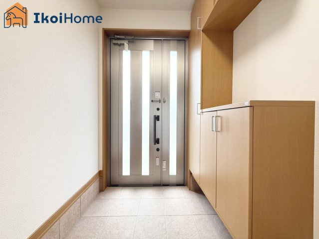 神戸市西区池上4丁目　中古戸建の玄関|●年中無休：当日予約可●玄関にはコの字型のシューズボックスを完備！ゆったりとした玄関ホールです。