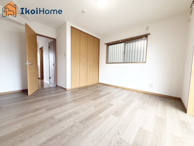 神戸市西区池上4丁目　中古戸建の寝室|●年中無休：当日予約可●明るい1階6帖の洋室です。全居室6帖以上のゆったりとした間取りのお家です。
